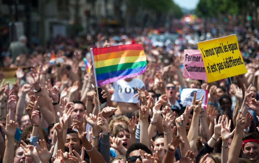 Pourquoi le drapeau LGBT est-il arc-en-ciel?