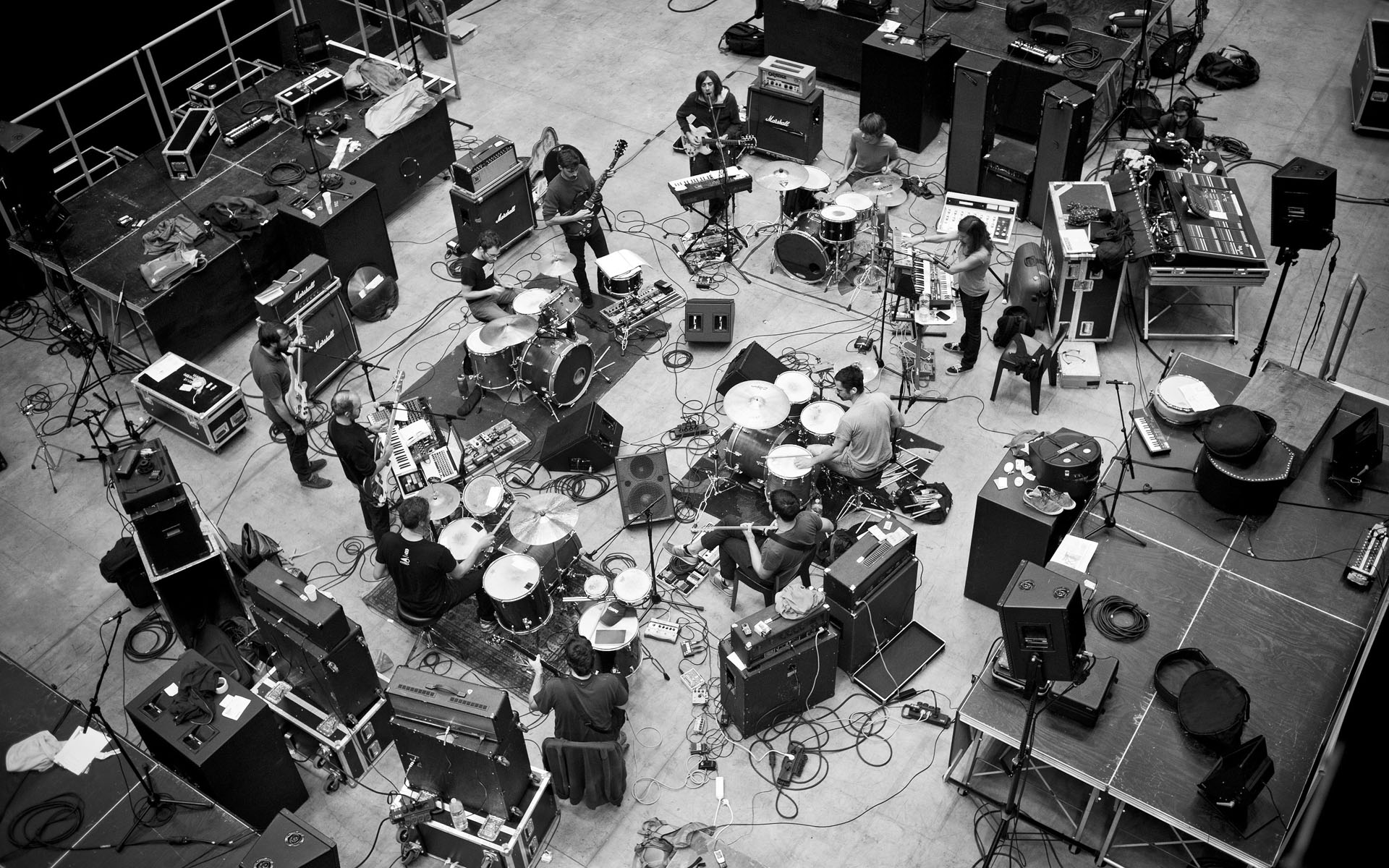 LA COLONIE DE VACANCES RESIDENCE AU 104 (PARIS) 16 OCTOBRE 2014. MARVIN PNEU PAPIER TIGRE ELECTRIC ELECTRIC MURAILLES MUSIC