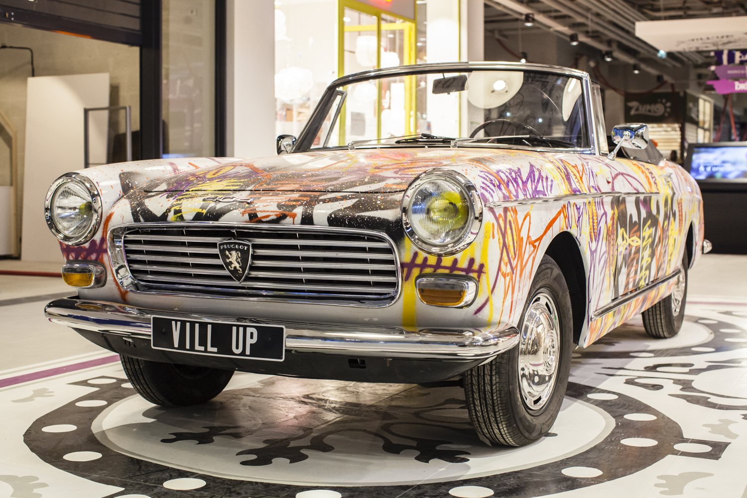 25/11/2016 - France / Paris
Peugeot 404, taguée par un street artiste constituant un élément du décors du Centre commercial VILL'UP situé à la Villette dans le 19e arrondissement de Paris.