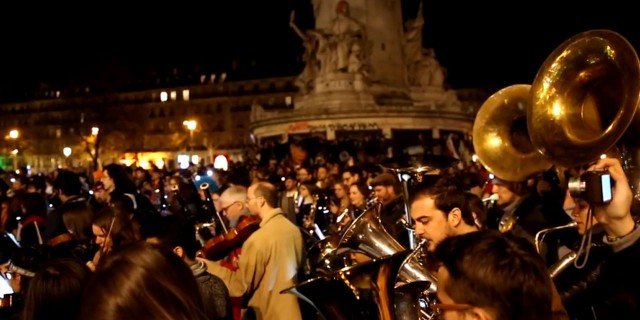 Nuit-debout-un-orchestre-debout-joue-une-symphonie-place-de-la-Republique